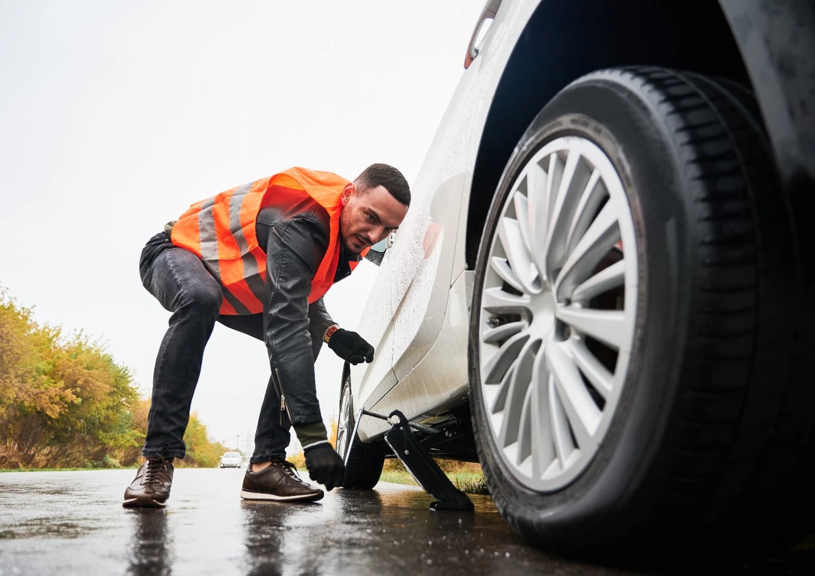 Mobile tyre fitting image